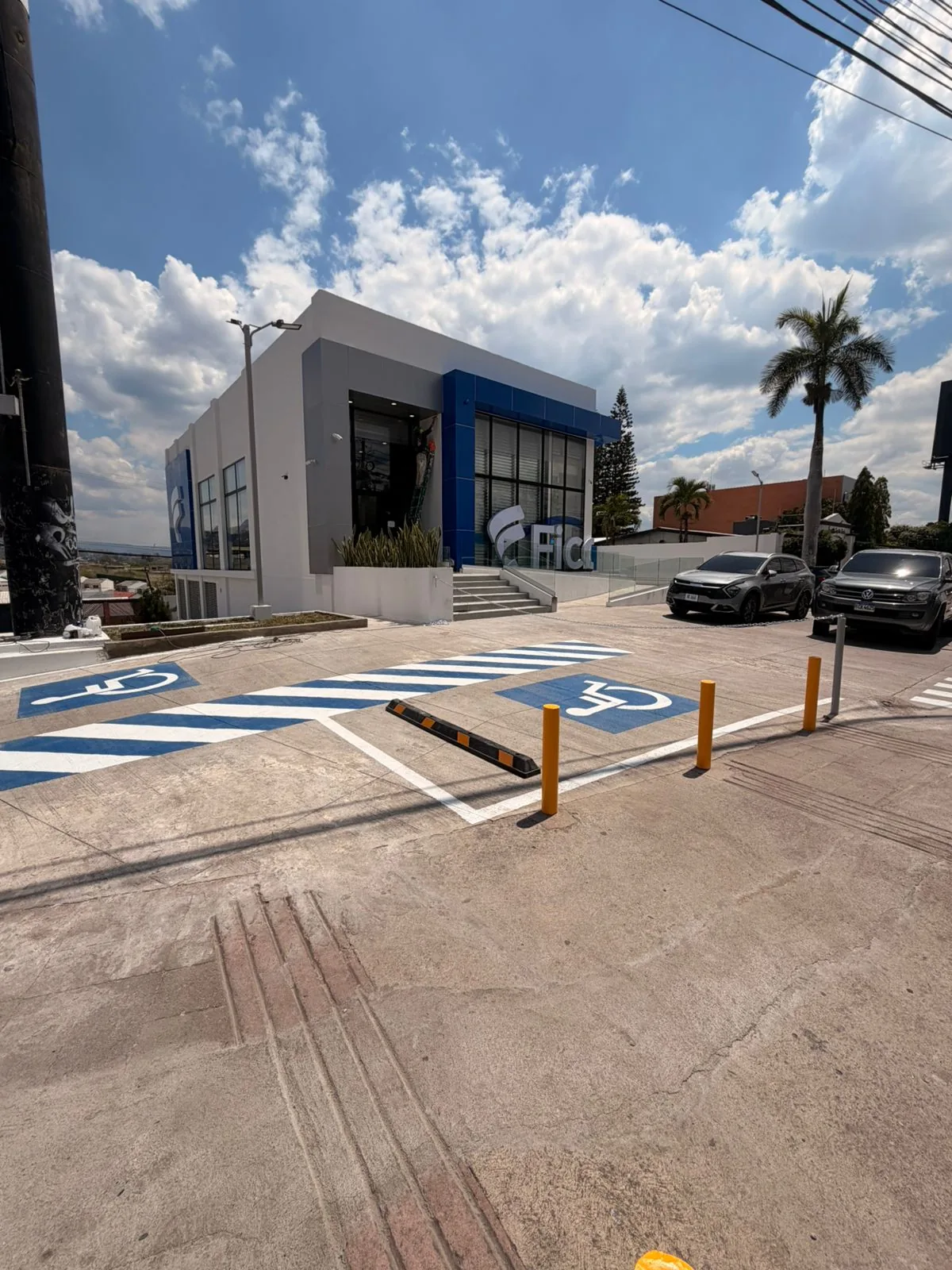 Ficohsa Bulevar Suyapa proyecto de pintura comercial en Tegucigalpa por Pinturas y Más