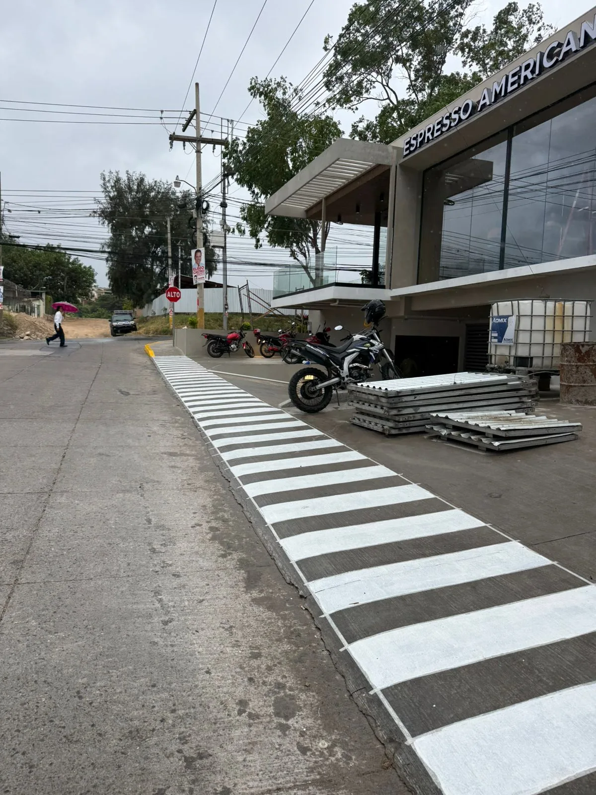 Paso peatonal blanco en acceso comercial Espresso Americano Tegucigalpa